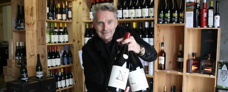 Christian Blau in seinem Ladengeschäft vor einem Weinregal