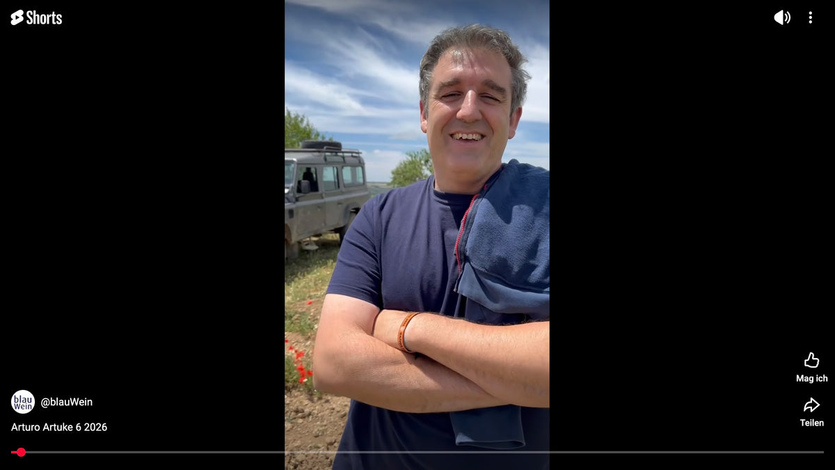Arturo von Artuke in seinem weingarten "Finca Los Locos" in Rioja Spanien bei blauWein